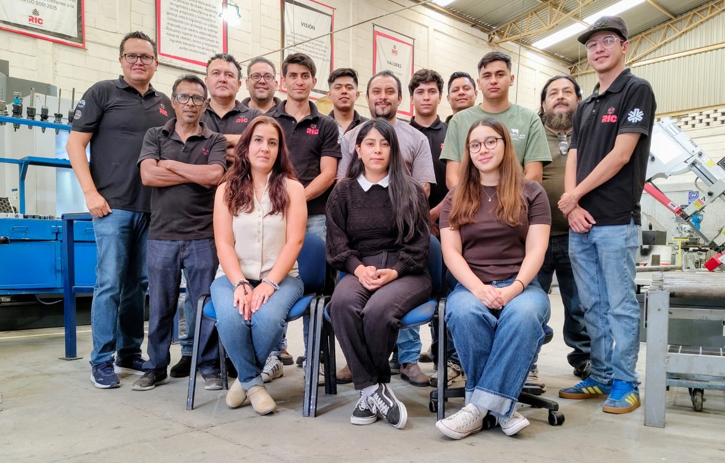 Equipo de RIC Manufacturing en su planta de maquinados de precisión en León, Guanajuato, frente a la maquinaria CNC